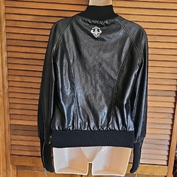 Dereon vintage vegan leather stylish women's jacket with lots of zippers - Picture 4 of 16